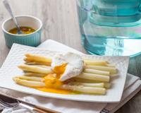 Les asperges sont encore de saison. Profitez-en pour les cuisiner accompagnées d'un oeuf poché. Une recette simple, mais tellement gourmande.
