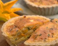 Voici une recette à base de fleurs de courgettes, les premières du jardin, car en plus d'être jolies, ces grandes corolles jaunes aux pistils dodus…
