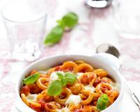 La forme des Cappelletti rappelle celle d"un chapeau de cardinal. Ils sont inspirés de pâtes fraîches farcies, servies à Noël. La version sèche, inventée dans les années…