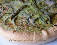 Une tarte à base de pâte à pizza, garnie de courgettes est asperges, recouverte d'une crème de roquette et chèvre. Une tarte tout de vert vêtu, un délice.