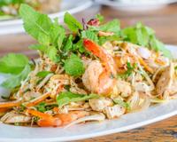 Une salade qui ressemble avec les ingrédients d'un rouleau de printemps mais sans la difficulté.