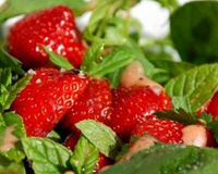 Salade d'herbes et de fraises aux parfums d'été
