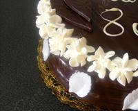 Simple à réaliser, ce gâteau d'anniversaire est idéal pour les enfants et les plus grands aimant la simplicité.