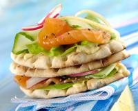 Un sandwich très facile à faire alliant le moelleux du pain polaire et du saumon fumé et le croquant du concombre, des radis et des feuilles de laitue.…