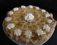 Tarte légère aux bananes avec une crème pâtissière à l'intérieur.