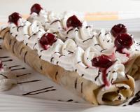 Rouler une crêpe avec une mousse au chocolat (chocolat fondu sur une chantilly non sucré), rajouter des cerises à l'eau de vie ou griottines ou à défaut des cerises amerana,…