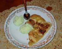 Tarte confectionnée à partir de pâte brisée, de pommes et d'un appareil à crème.
