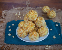 Panellets (biscuits aux amandes et aux pignons)
