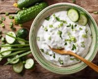 Tzatziki : l’astuce et la recette de la cheffe grecque Dina Nikolaou pour une recette encore plus fraîche !