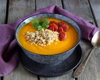 Pour cette recette, on ajoute à cette soupe de potimarron du quinoa et du chorizo pour un repas complet.