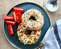 Bagel au poulet et guacamole : la recette fraîche et ultra simple à glisser dans votre panier de pique-nique