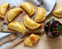 Nous avons dévoré ces petits chaussons moelleux à la patate douce. Ca change de la quiche, non ?
