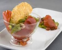 Une délicieuse verrine de légumes relevée de condiments Amora et surmontée d 'une tuile aux graines de moutarde à l'ancienne ....