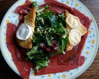 Du carpaccio de boeuf, de la salade et des toasts de chèvre chaud pour un repas facile et rapide !