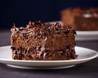 Un gâteau au chocolat surmonté d'une ganache très chocolat.