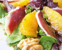 Délicieuse salade qui peut être faite avec du jambon de canard, elle s'accommode à la fois pour un repas, un dîner, un plat sur le pouce ou pour un plat de vacances...