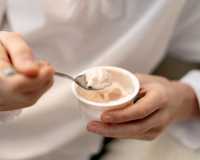 Est-ce bon de manger des yaourts protéinés au quotidien ? Ce médecin du sport répond