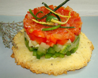 Un croquant sablé au parmesan, et un délicieux tartare de tomates, poivrons et courgettes.Un régal !