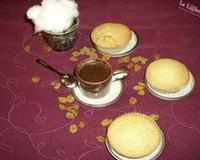 De petits quatre-quarts individuels fourrés au chocolat
