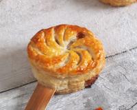 Des petites tartes aux pommes caramélisées qui se mangent comme des sucettes.Une recette proposée par Marie du blog 'Paris dans ma cuisine'.