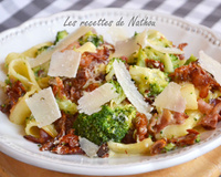 Gratin de pâtes calamarata aux brocolis, lard et tomates séchées