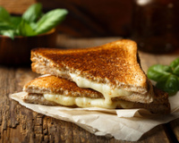"Une création de dingue et tellement gourmande" : le chef Simone Zanoni dévoile sa recette de sandwich façon cacio e pepe !