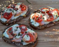 C'est toujours vite fait des tartines quand on est pressée ;-)
Et c'est parfait pour écouler les restes du frigo :-)