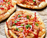 Pizza naan au poulet, poivrons et oignon rouge