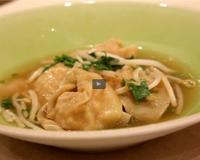 Soupe de chinoise aux raviolis : Une entrée chaude pleine de saveurs asiatiques à découvrir !