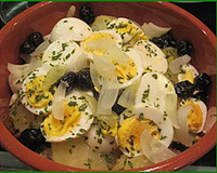 Morue au four avec œufs, oignons, pommes de terre et olives (recette Portugaise)