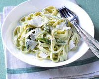 Tagliatelles à la crème aillée, aux noix et aux lardons