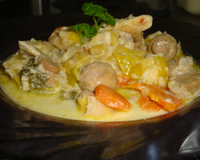 De la lotte avec un assortiment de légumes, crémeuse