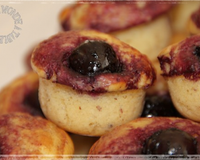 Petites bouchées à la ricotta avec de la poudre de noisette et des cerises noires