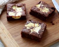 Vous aimez les brownies et le cheesecake ? Ce dessert est fait pour vous. Le brownie est encore plus moelleux avec sa touche de fromage frais. Un délice…