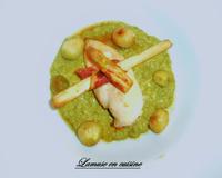 Une crème de petits pois aux échalotes pleine de douceur, des asperges cuites entourées de pancetta dans un bouillon de volaille et un filet de poulet rôti à l'ail.