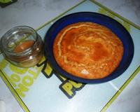 Un gâteau et une spirale de caramel.