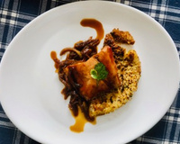 Galette de riz aux petits pois et saumon caramélisé aux oignons