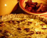 Une tarte pleine de couleurs et de saveurs! Les tomates confites se marient merveilleusement avec le chèvre fondant, le jambon cru leur répond bien et la pâte au romarin…