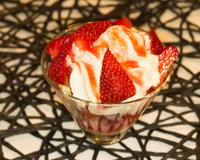 Une variante très connue de la pêche Melba. Ici j'ai opté pour la version la plus simple de la fraise melba, mais n'hésitez pas à ajouter des amandes effilées et grillées…