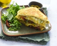 Sandwich omelette au pesto, jambon cru et mozzarella