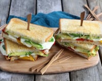 Croque-monsieur au Délice de Poulet Halal Isla Délice, avocat, poivrons et mozzarella