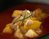 Une poêlée de fruits exotiques légèrement parfumés à la vanille et au rhum sur une Soupe de fraises.Une recette proposée dans le cadre de l'atelier blogueurs Soupe de…