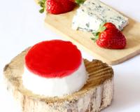 Panna cotta roquefort & fraises/basilic : à déguster au moment du fromage ou bien du dessert. Un mets doux et frais à la fois.