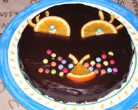 Un bon gâteau au chocolat dont la décoration plaira aux enfants et aux grandes personnes.