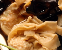 Soupe chinoise aux champignons noirs et aux raviolis