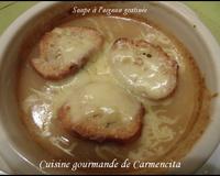 Rien de plus réconfortant qu'une délicieuse soupe à l'oignon gratinée, avec des tranches de pain grillé et du comté. Une soupe qui réchauffe le corps et le coeur.