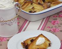 Cette recette me rappelle un voyage scolaire en Angleterre où ce "brioche and butter pudding" était servi au goûter. La brioche est fondante et caramélisée,…