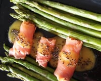 Asperges au saumon fumé, sauce moutardée