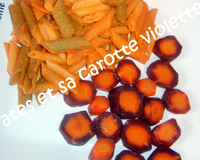 Cuire les pâtes et les carottes et faire la sauce tomate maison.