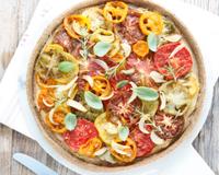 Cette tarte à la tomate est une recette très simple et pratique à emporter partout cet été. 